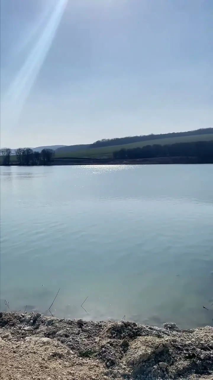 Большой водоём с холмами рядом с посёлком