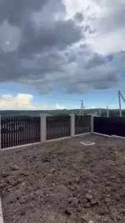 Кирпичные столбы забора в посёлке