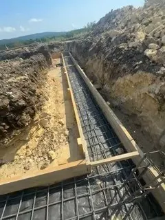 Траншея с арматурным каркасом и опалубкой